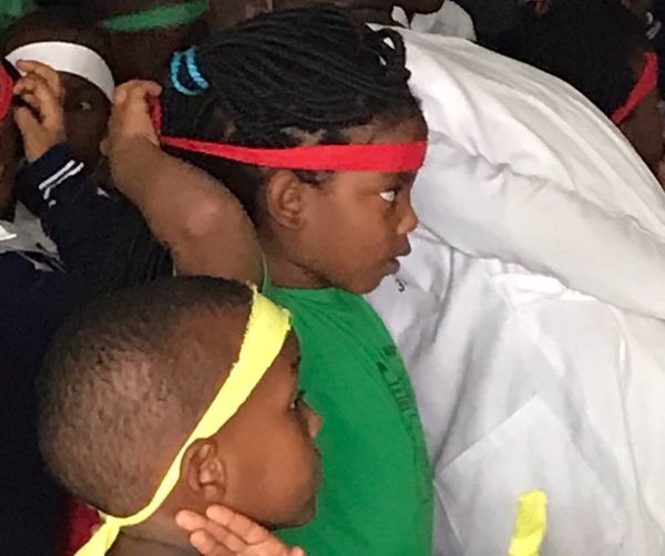 鉢巻をする少女