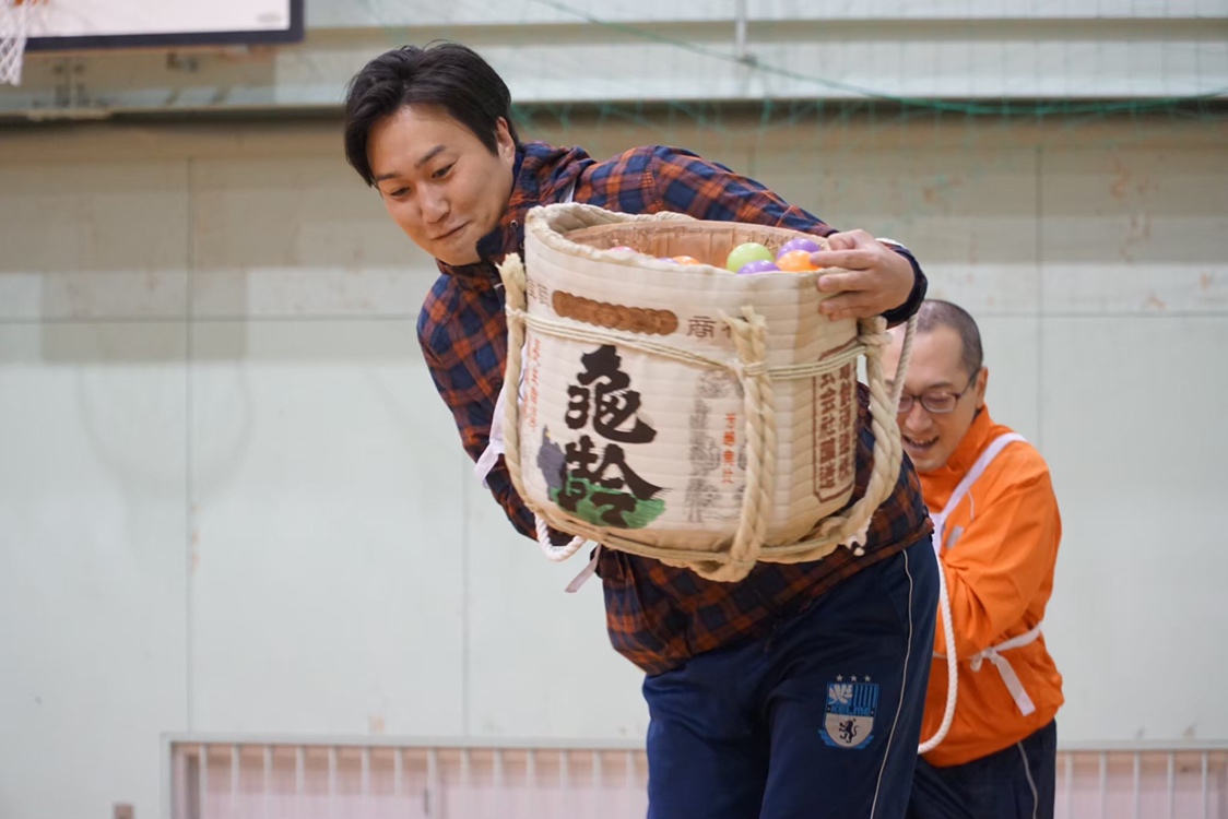 酒樽運び障害物競走