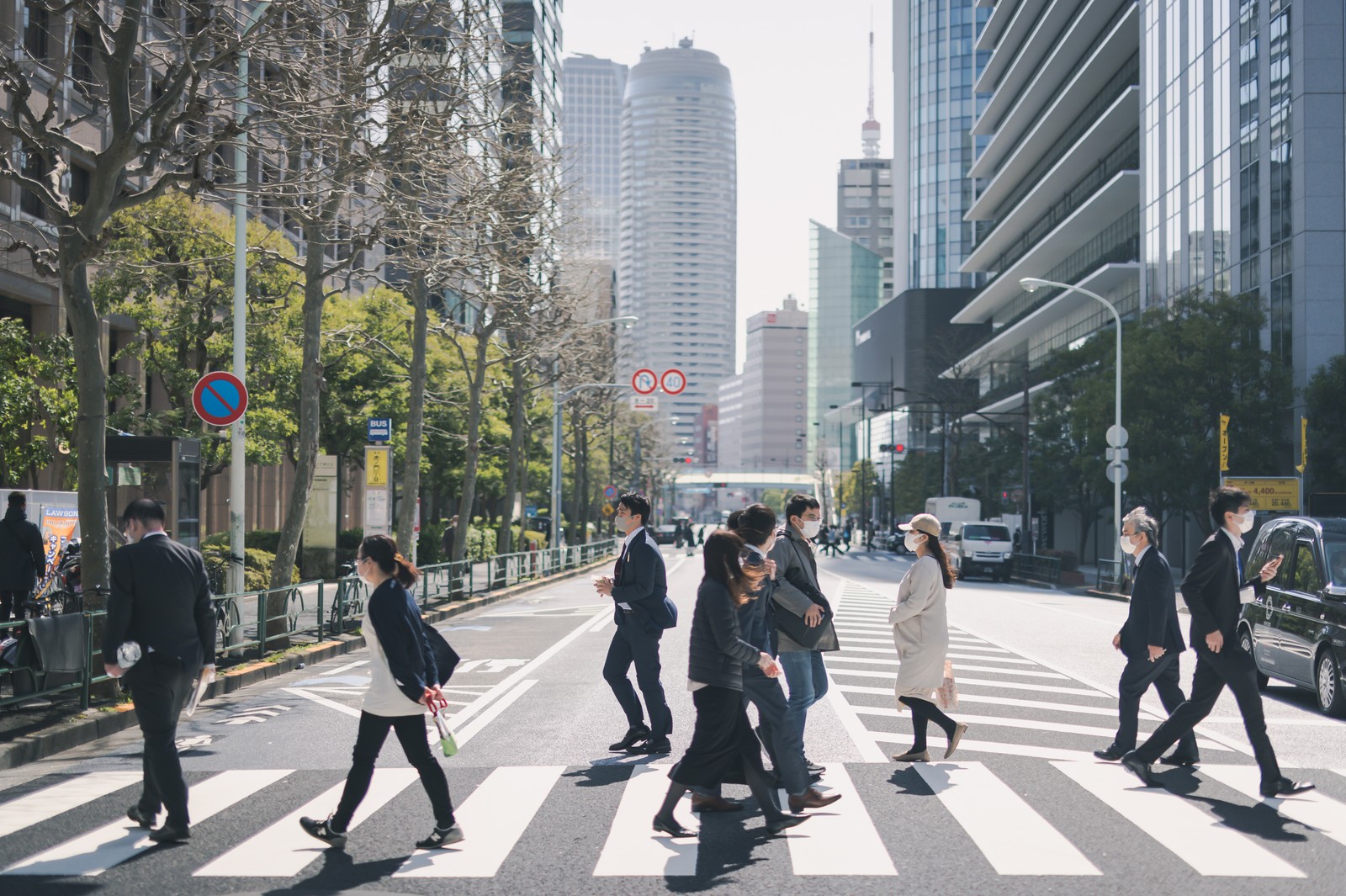 横断歩道を渡る人々