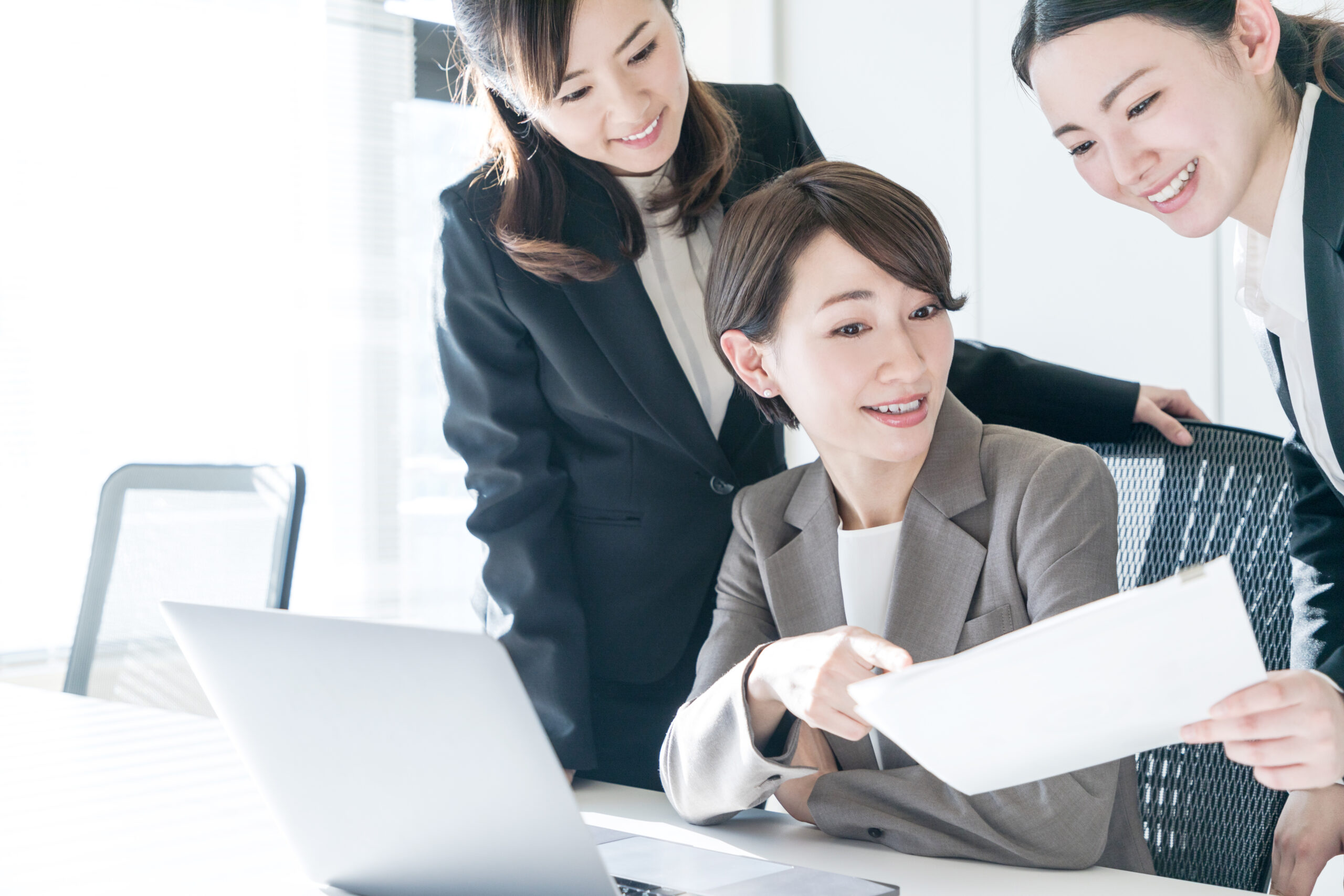 社で会話する女性達