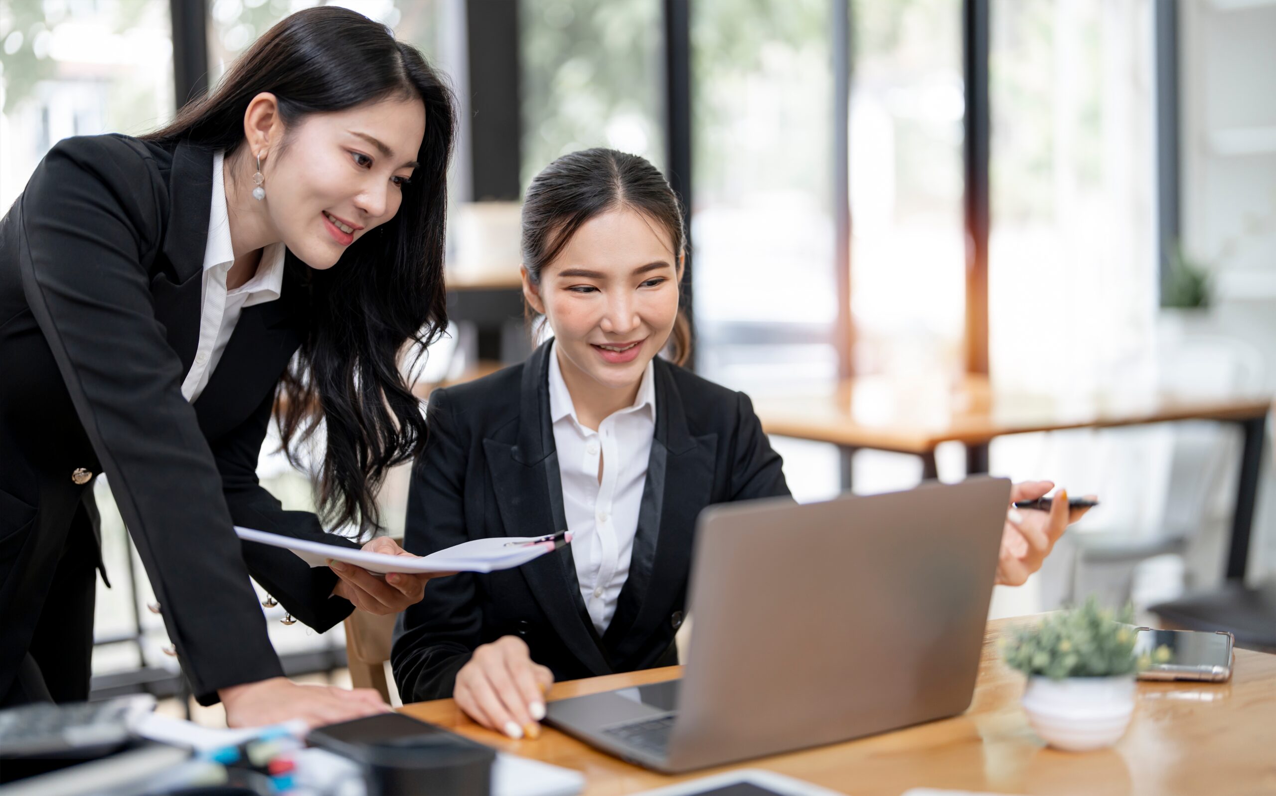 指導を受ける女性社員｜企画｜研修