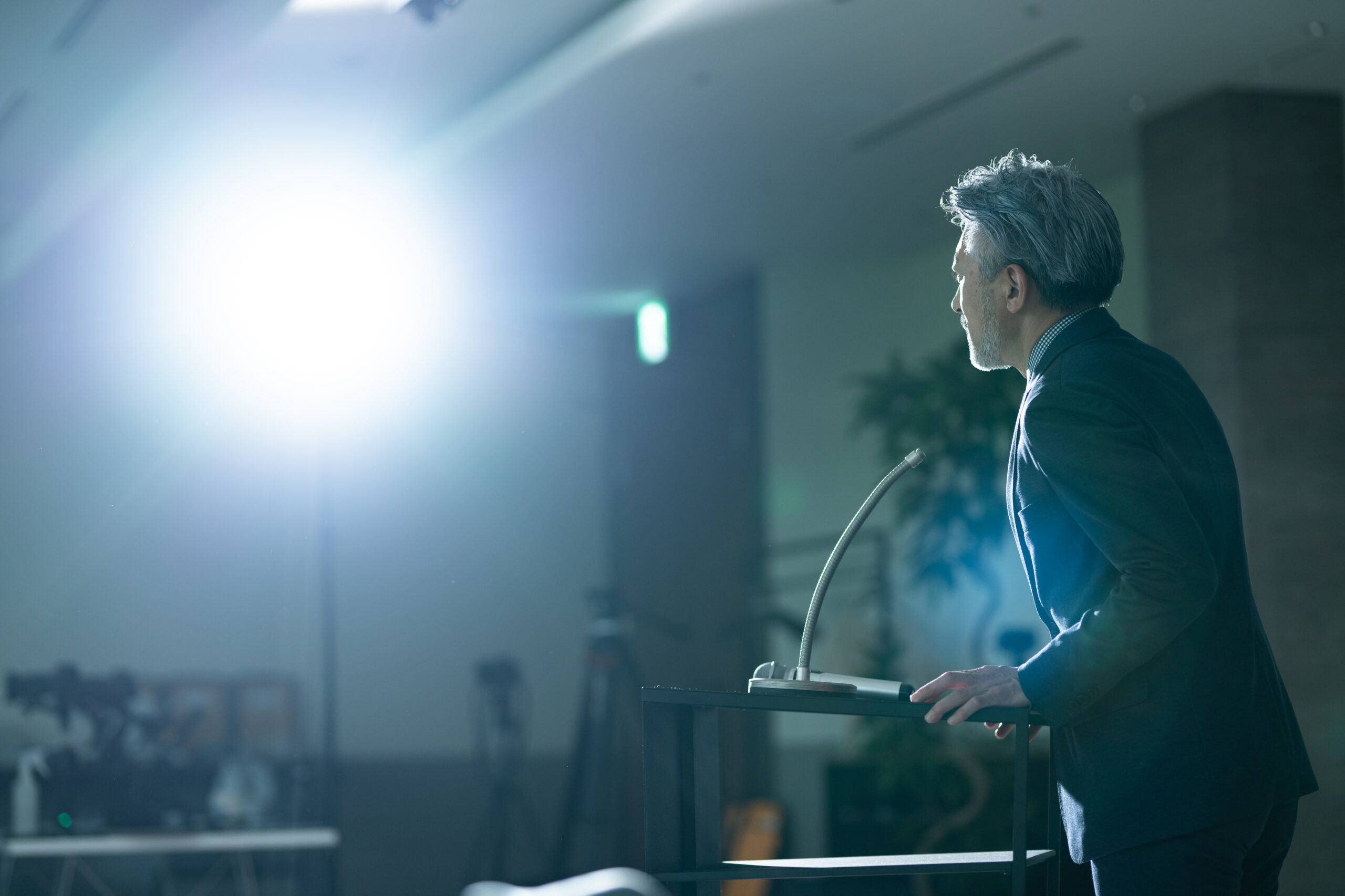 壇上で演説する様子｜企画｜イベント｜社内総会