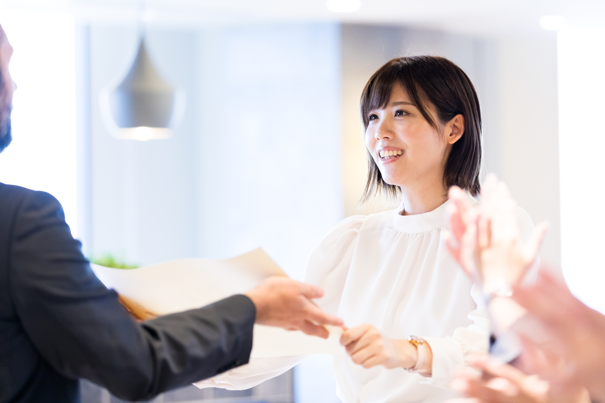 表彰される女性｜企画｜イベント｜表彰式｜運営